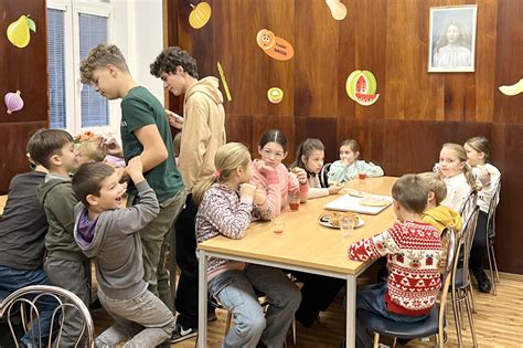 ilustrácia páru v kostole pri oltári