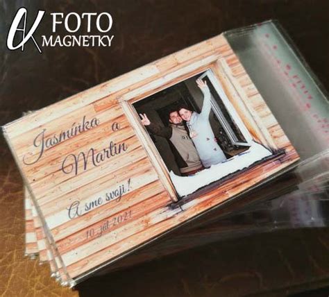 Fotografia personalizovaných magnetiek pre hostí