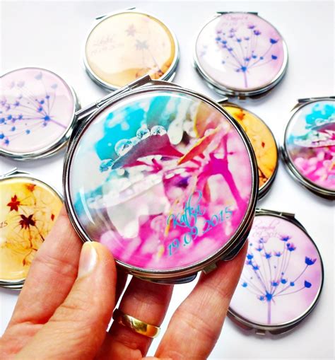 kreatívna koláž darčekov pre mamu: šperky, kvety, personalizované predmety a zážitky