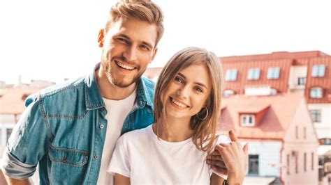 Mladý pár si prezerá spoločné fotografie, spomienky