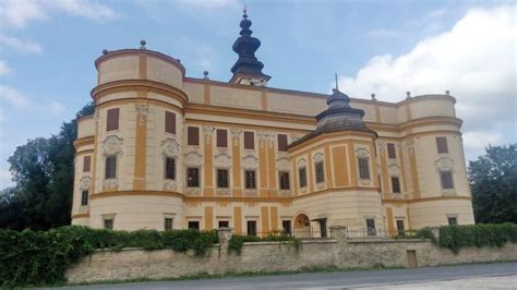Exteriér klasicistického Kaštieľa Budimír zasadeného do parku