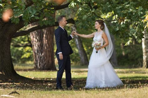 Pár pózujúci pri svadobnom fotení v historickom kaštieli