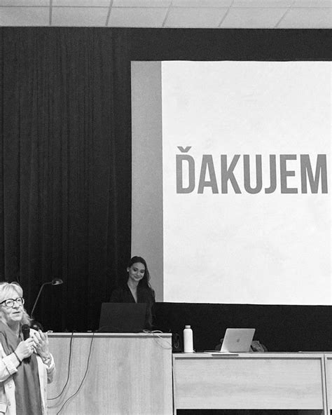 Tematické foto: učiteľ rozpráva k študentom na stužkovej slávnosti