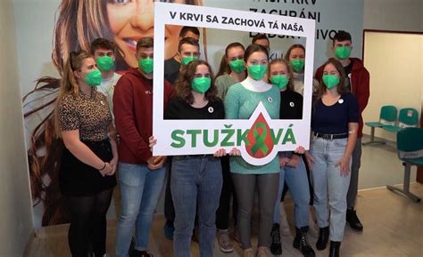 Tematické foto: učiteľ a maturanti počas stužkovej