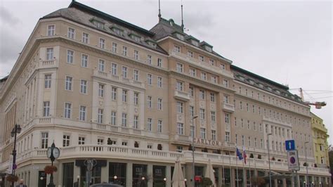 Fotografia budovy hotela Carlton, odkiaľ sledovali politickí funkcionári zásah