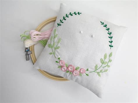 Vankúšik pod obrúčky s ružovými detailmi a svadobné pero