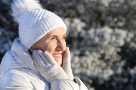 Žena nad 55 rokov v casual elegantnom zimnom outfite, kombinuje neutrálne farby s výrazným doplnkom