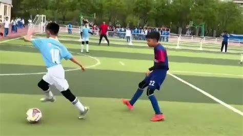 Mladý futbalista na tréningu s loptou