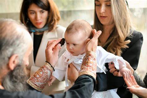 ilustračné foto: krstná mama držiaca pohár a prednášajúca príhovor
