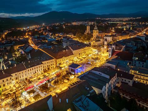 Ilustrácia dobového jarmoku, podobná tej, ktorá sa spomína v poviedke