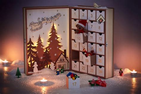 Skladacia schéma adventného kalendára s vrecúškami alebo krabičkami