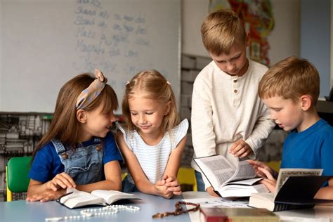 Ilustratívna fotografia detí čítajúcich knihy v útulnom čitateľskom kútiku