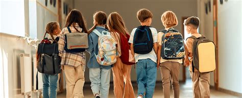 fotografia prváčika s veľkou školskou taškou a rodičom