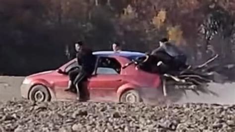 Muž jazdiaci na športovom aute po okruhu