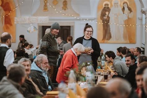 Fotografia: vianočný obed s ľuďmi bez domova