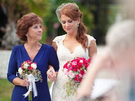 Tematické foto: Šťastná nevesta objíma mamu na svadbe, dojímavý moment