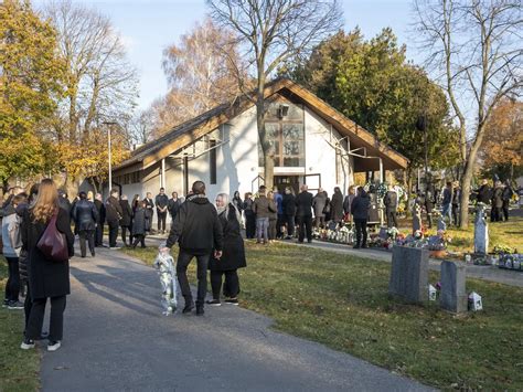 Fotografia usmiatych bývalých spolužiakov pri zvítavaní
