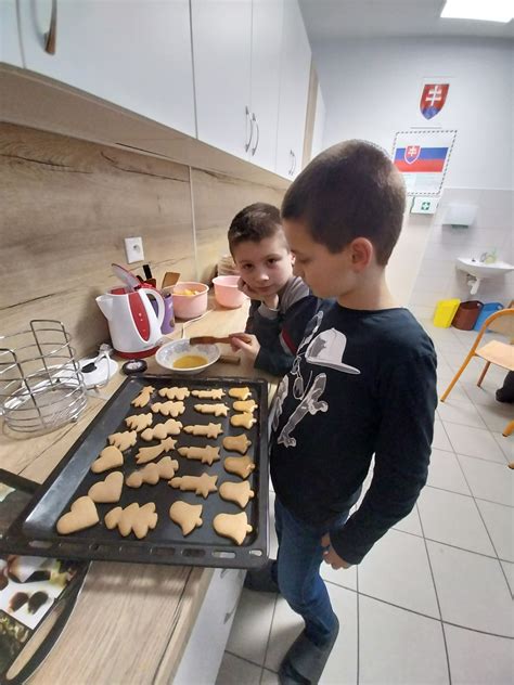Koláž fotografií detí pri rôznych adventných aktivitách: pečenie medovníkov, zdobenie stromčeka, výroba ozdôb.
