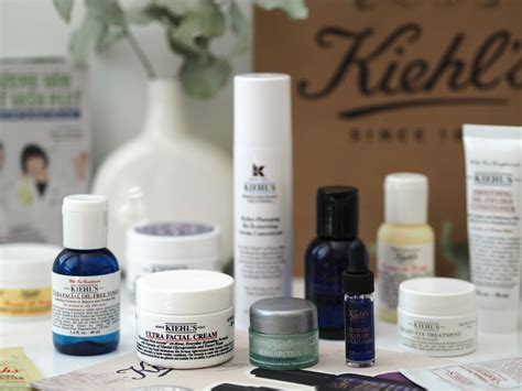 Fotografia ikonických produktov značky Kiehl’s v elegantnom balení