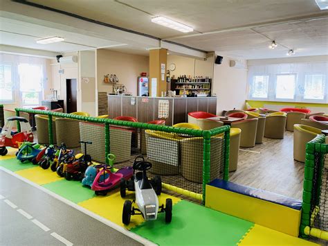 Detské ihrisko v kaviarni s trampolínou a guličkovým bazénom