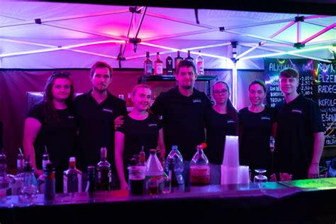 Mobilný bar na oslave s barmanom pripravujúcim drinky