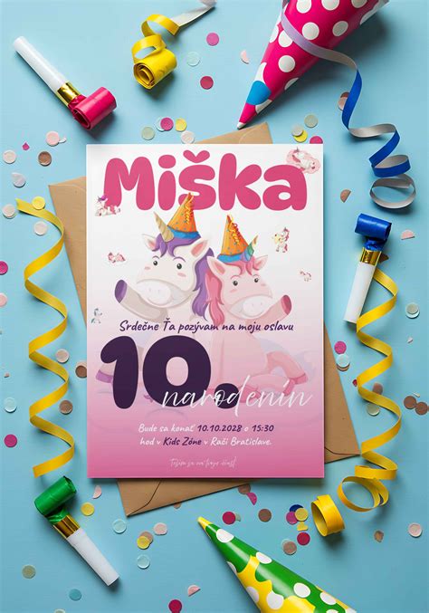 Koláž rôznych tematických pozvánok na detskú oslavu (pirátska, princeznovská, superhrdinská)