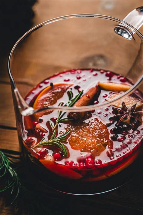 Klasický vianočný punč v pripravených pohároch s plátkami pomaranča a škoricou