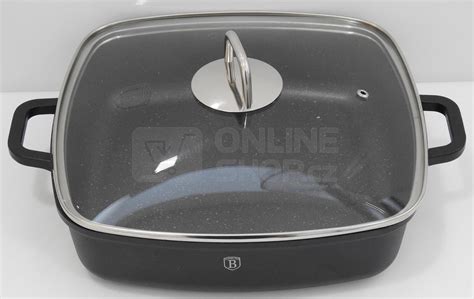 pekáč s pripravenými bravčovými výpečkami pred pečením