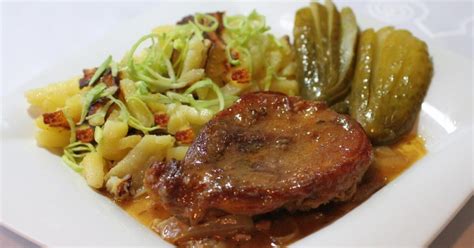 šťavnaté bravčové pliecko na tanieri s omáčkou