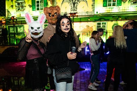 skupina ľudí na halloweenskej párty, dodržujúca maskovú etiketu
