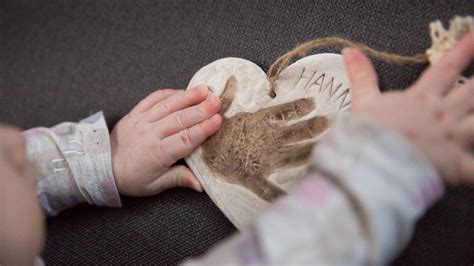 Fotografia ruky vyrábajúcej handmade darček