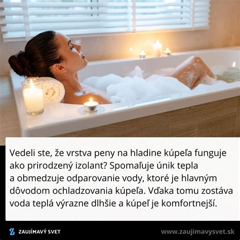 žena relaxujúca vo vani s penou a sviečkami