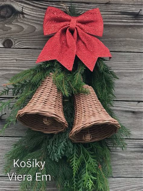 fotografia vianočného venca z papierových ruličiek ozdobeného filcovými ružami