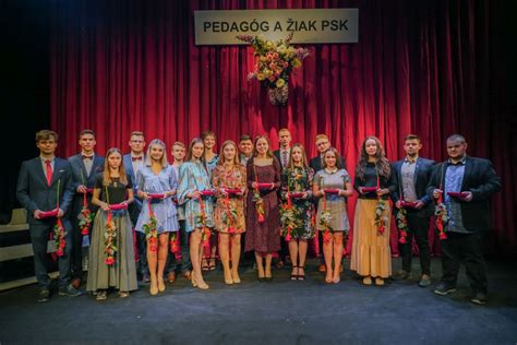 fotografia: učiteľka objíma deviataka pri rozlúčke, ostatní žiaci v pozadí sa usmievajú