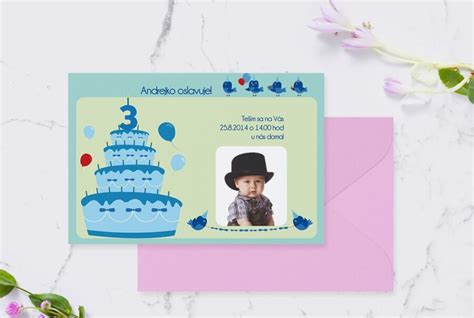 Inforgrafika zobrazujúca kľúčové prvky detskej pozvánky: meno, dátum, čas, miesto a motív