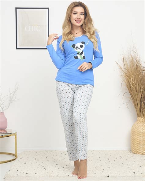 Ilustrácia s pandou Po v slávnostnom oblečení a jeho otcom