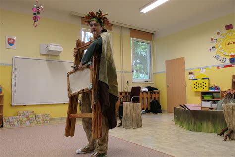 Ilustrácia starého duba s poletujúcimi podenkami