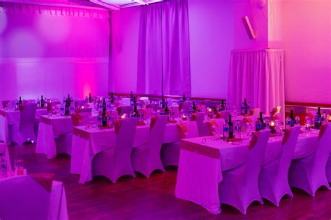 Interiér Tatranskej Galérie s ukážkou svadobného usporiadania stolov a stoličiek