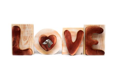 Štýlové drevené písmená LOVE ako svadobná dekorácia