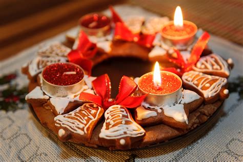 Detailný záber na hotový, ozdobený medovníkový adventný veniec so sviečkami