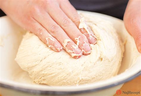 Snímka z procesu vykrajovania cesta pomocou formy a plechu s pripravenými tvarmi