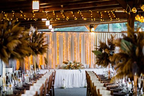 ilustračné foto: svadobné miesto, sála s výzdobou a šťastnými hosťami