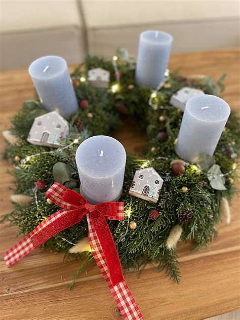 Tematické foto: vianočný stromček a adventný veniec