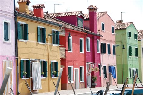 panoráma farebných domov na ostrove Burano