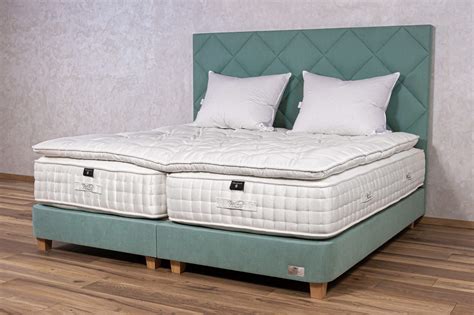 ilustrácia kvalitného matraca s prierezom vrstiev alebo spokojných spiacich seniorov