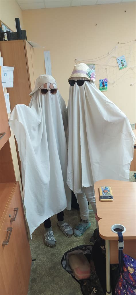 Rodina vyrábajúca Halloweenske masky doma z recyklovaných materiálov