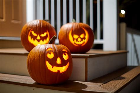 Dieťa s maľovanou tvárou na Halloween (motív pavúka alebo tekvice)