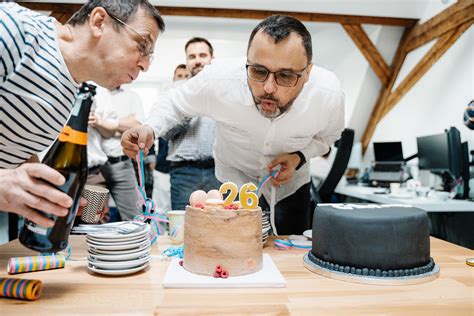 Pár vtipne oslavujúci narodeniny s tortou