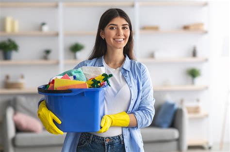 Žena usmievajúca sa s vtipným narodeninovým prianím