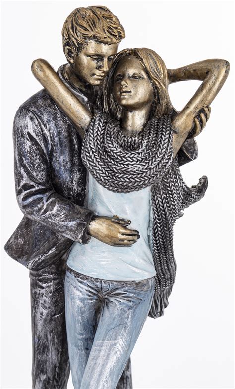 Pár v romantickom objatí oslavujúci narodeniny